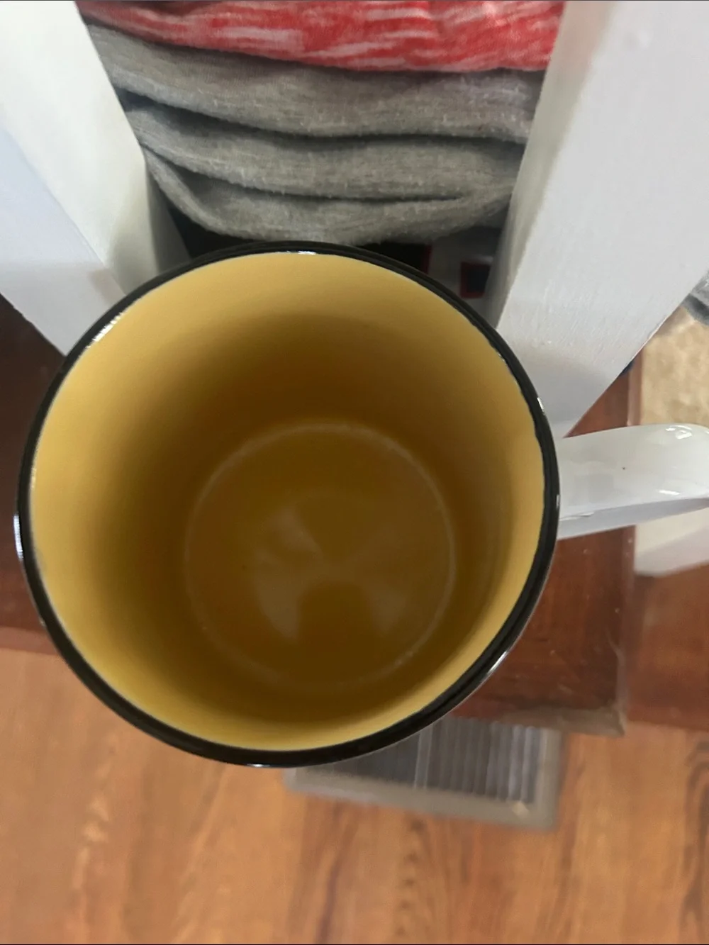 Cracker Barrel White Beach Drink Pattern Coffee Mug with Yellow Interior